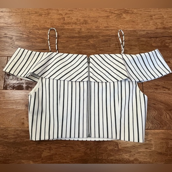 Alice + Olivia Haydee Cold Shoulder White Striped Off Crop Top, Size 8 - Picture 10 of 16